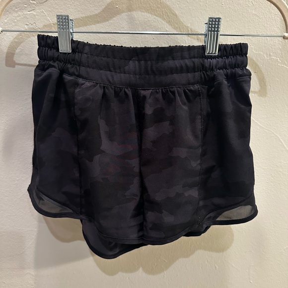 Lululemon Athletica Camo Hottie Hot 2.5 Shorts - Picture 2 of 5